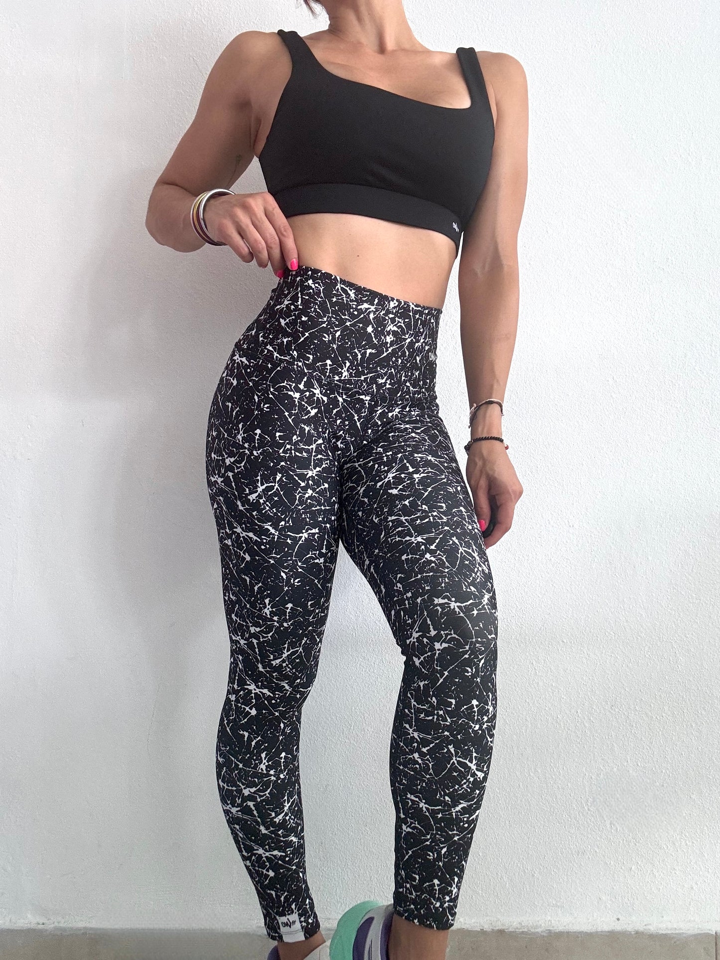 White in Black Legging